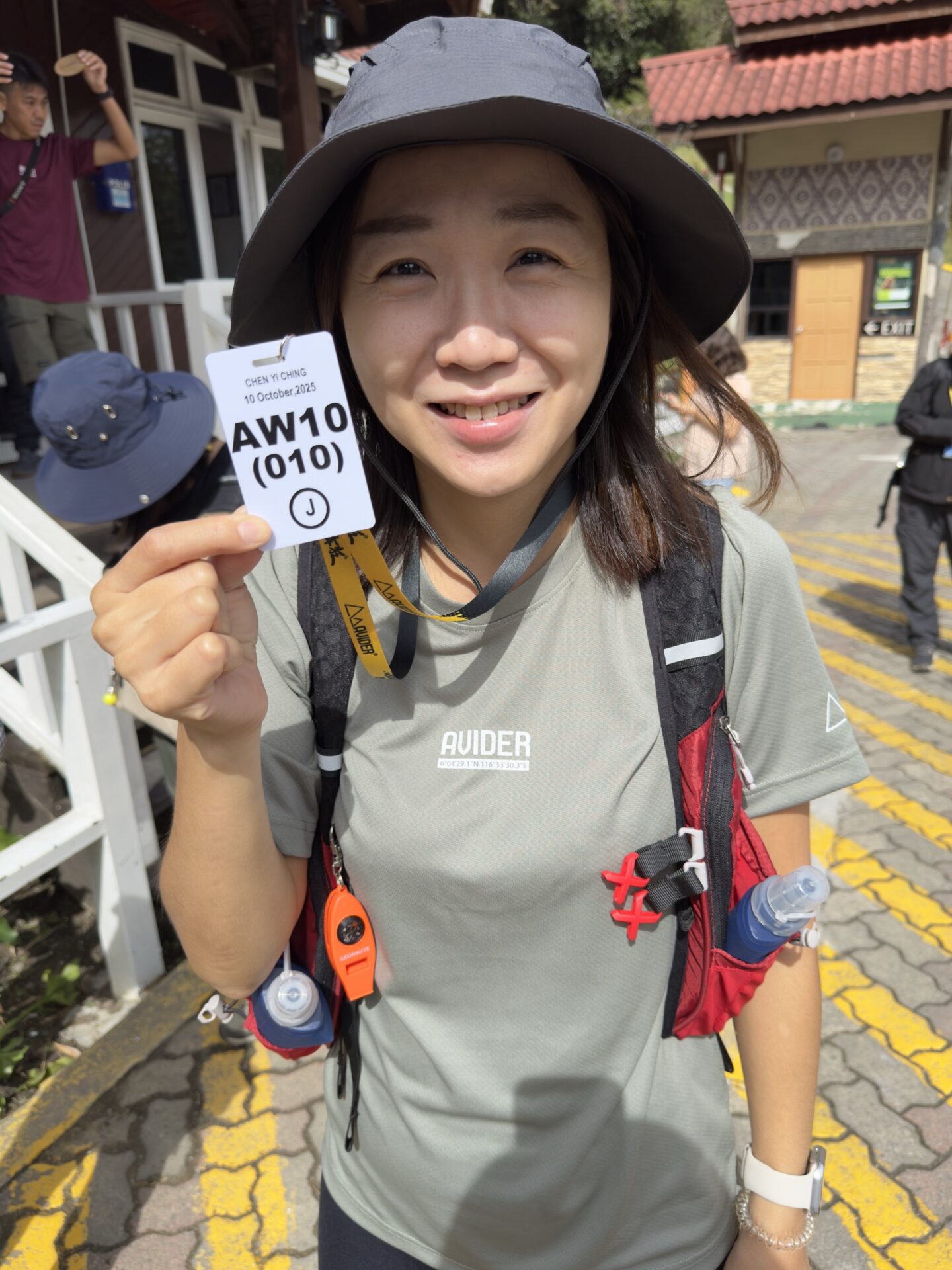 在神山公園門口領到登山許可證 AW10 的那一刻——正式開始這趟攻頂。每位登山客都要註冊、領識別證、配一位登山嚮導。