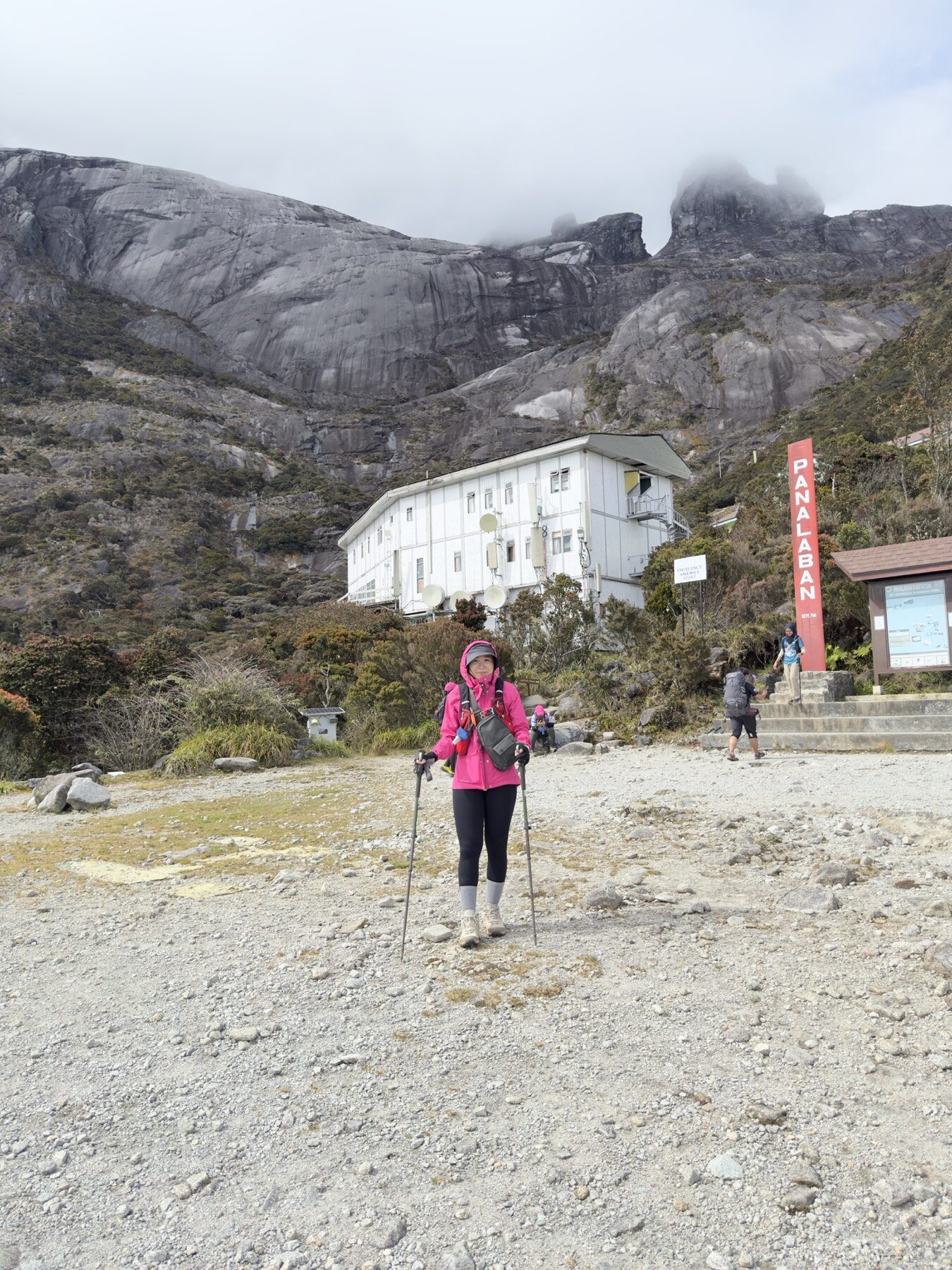 走到 Panalaban/Laban Rata 基地山屋,海拔約 3,270 公尺,背後就是雲霧裡的主峰。Day1 的終點、也是 Day2 凌晨攻頂的起點。