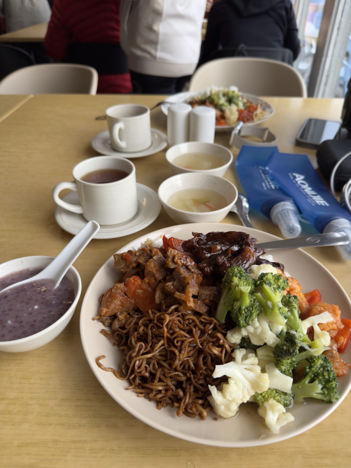 Laban Rata 高山小屋的自助餐,登頂前一晚拚命補充熱量。窗外就是神山岩壁(2025/10 自己拍)。