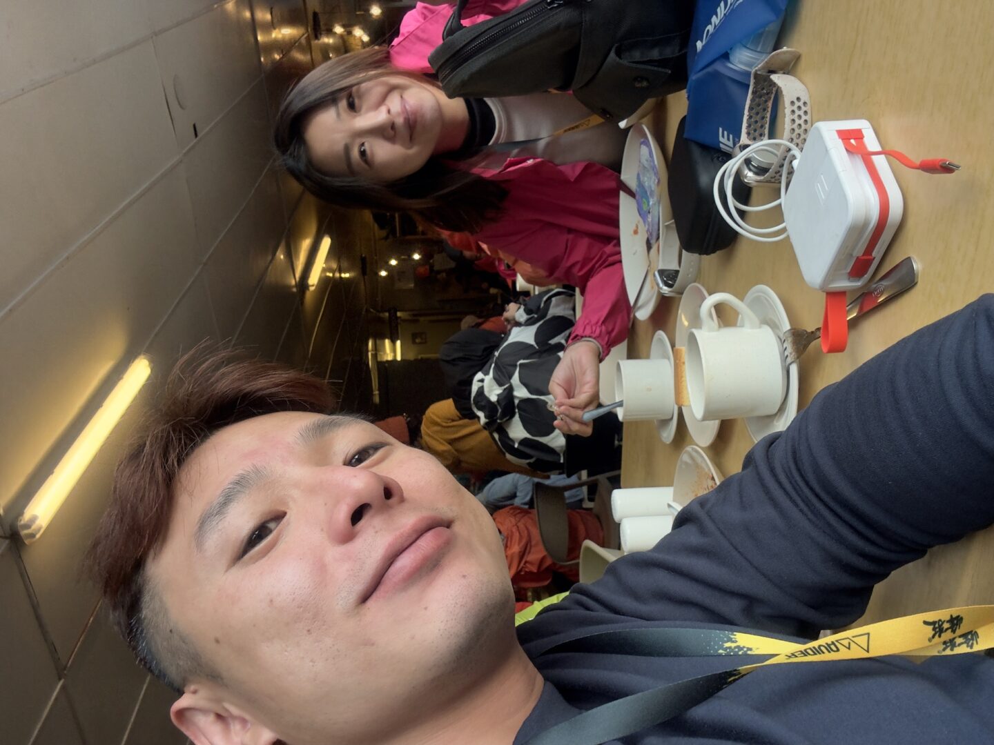 山屋餐廳裡的兩倫自拍。又冷又喘、頭有點痛、隔天凌晨兩點還要起床攻頂——但兩個人一起在雲端上,怎麼樣都覺得幸福。