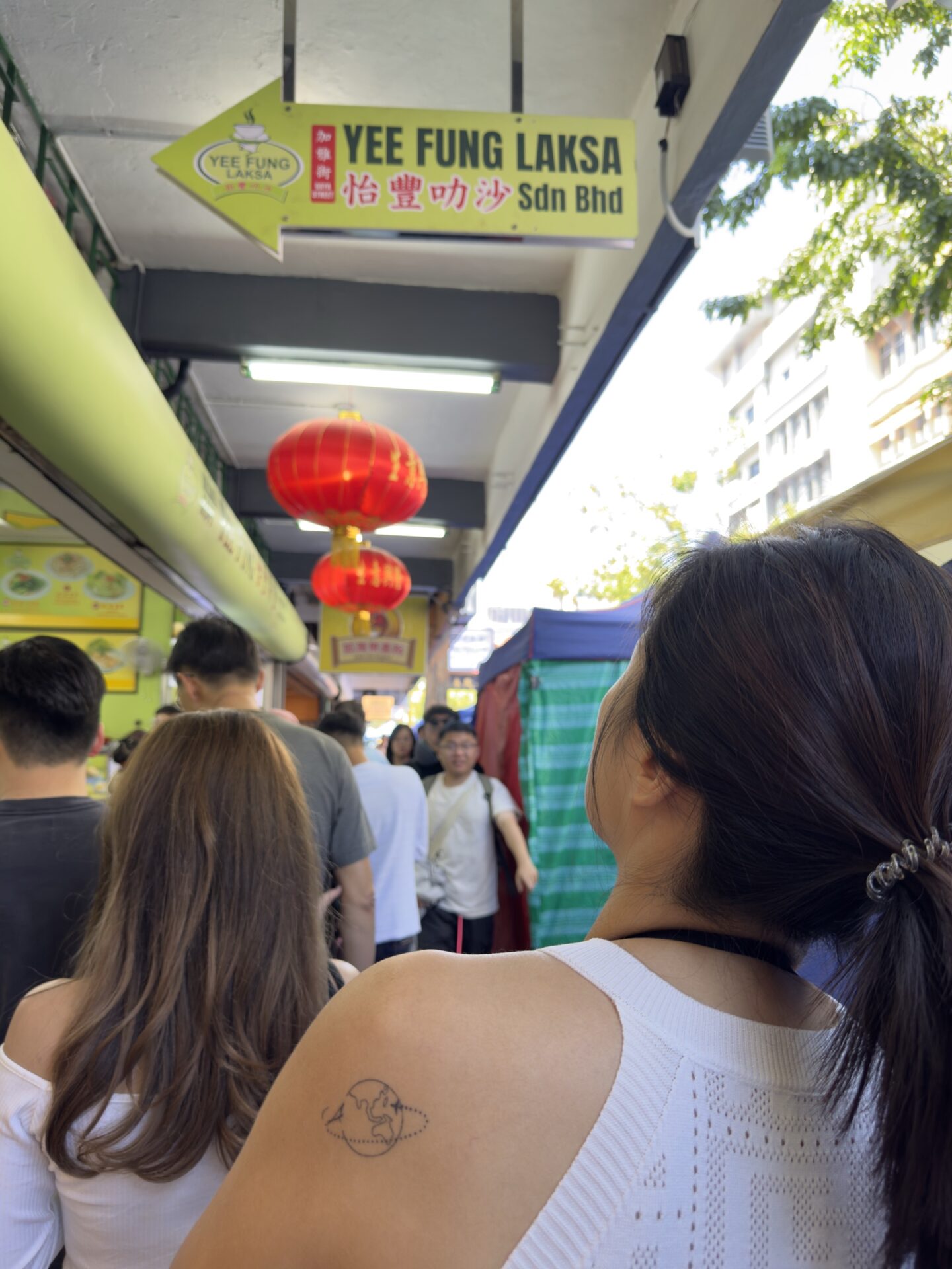 加雅街怡豐叻沙,排隊人龍從早到晚沒停過。湯底是椰奶香料熬的,麵一入口就懂為什麼這麼多人排(2025/10 自己拍)。