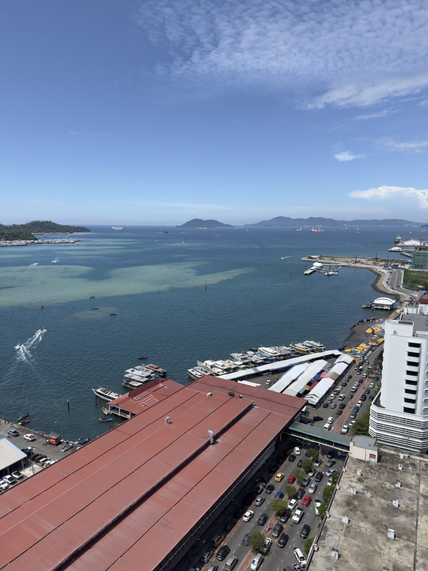 我們住的市區海景公寓 23 樓望出去,整個亞庇港口、漁市場和外海小島一覽無遺(2025/10 自己拍)。