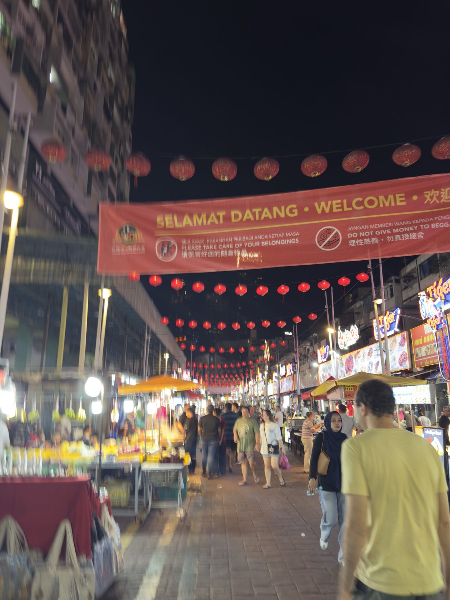 茨廠街夜市紅燈籠與人潮