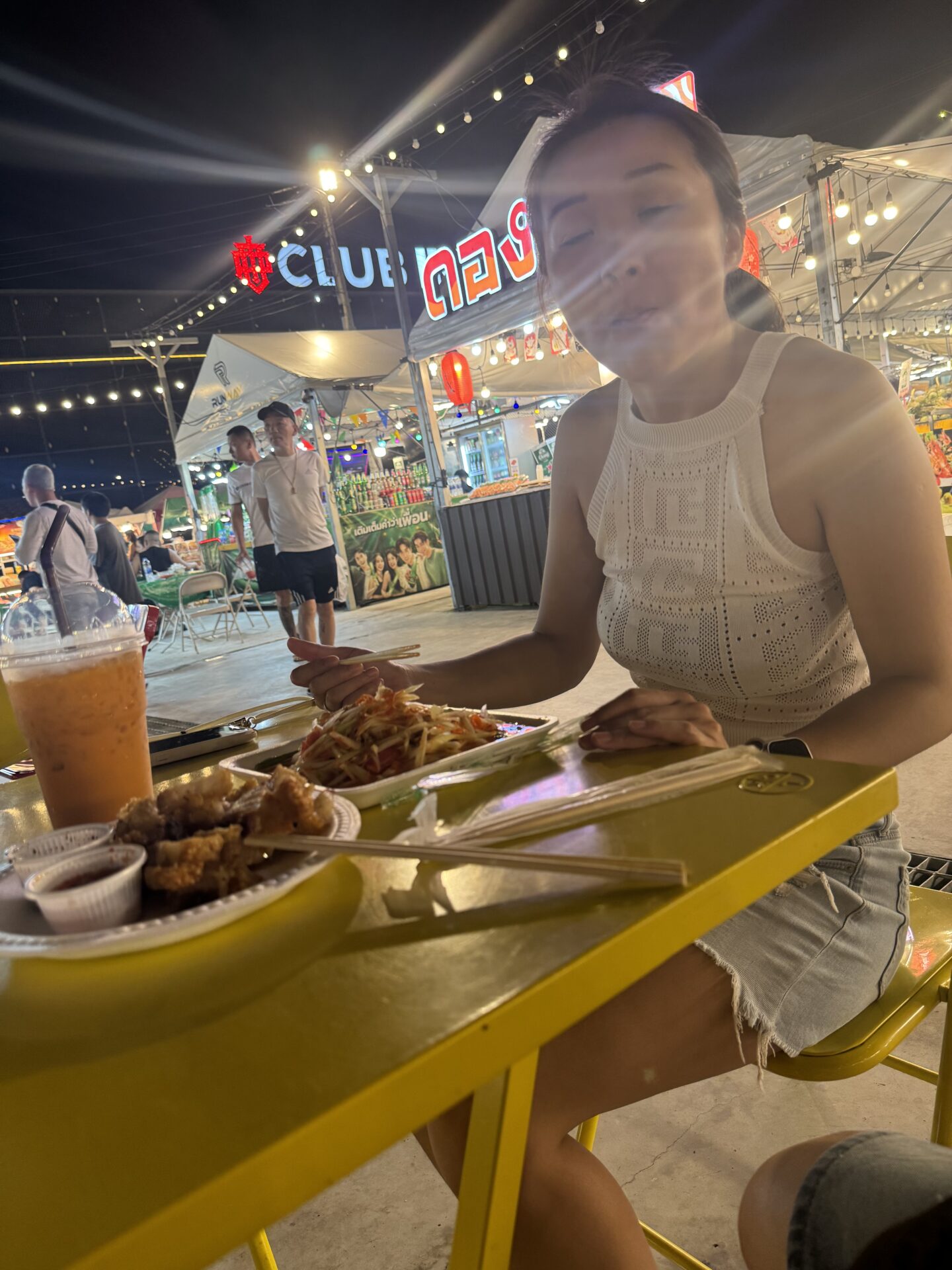 曼谷 Club Dong 夜市，享用青木瓜沙拉與泰式奶茶