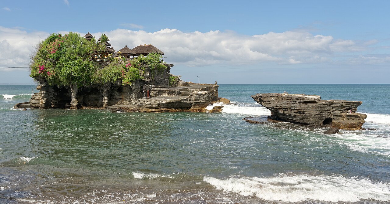 海神廟 Tanah Lot,漲潮時像浮在海上的神廟,是峇里島最有名的夕陽點之一(實景示意,非兩倫自攝)