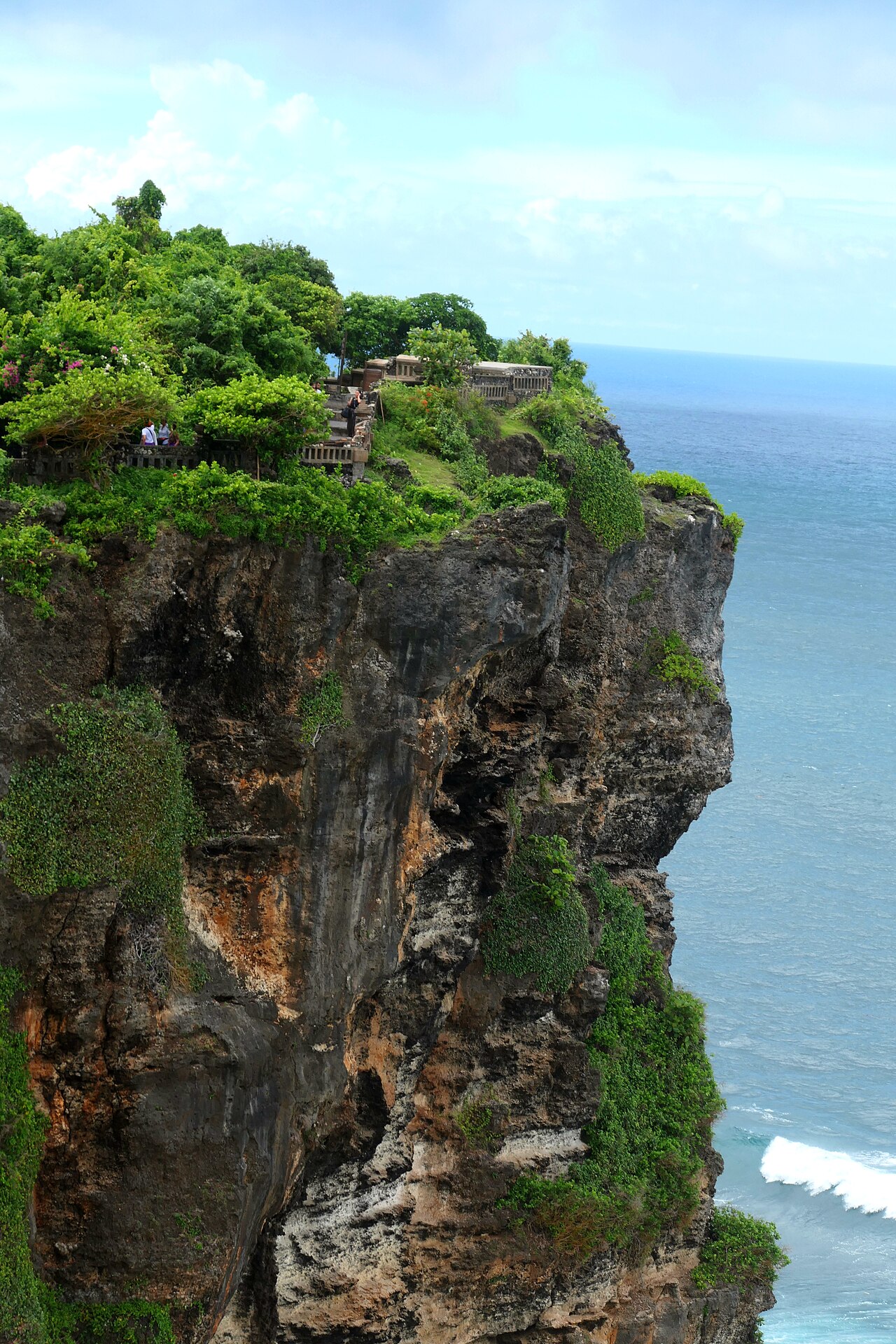 烏魯瓦圖神廟蓋在斷崖上,傍晚的 Kecak 火舞是峇里島經典(實景示意,非兩倫自攝)