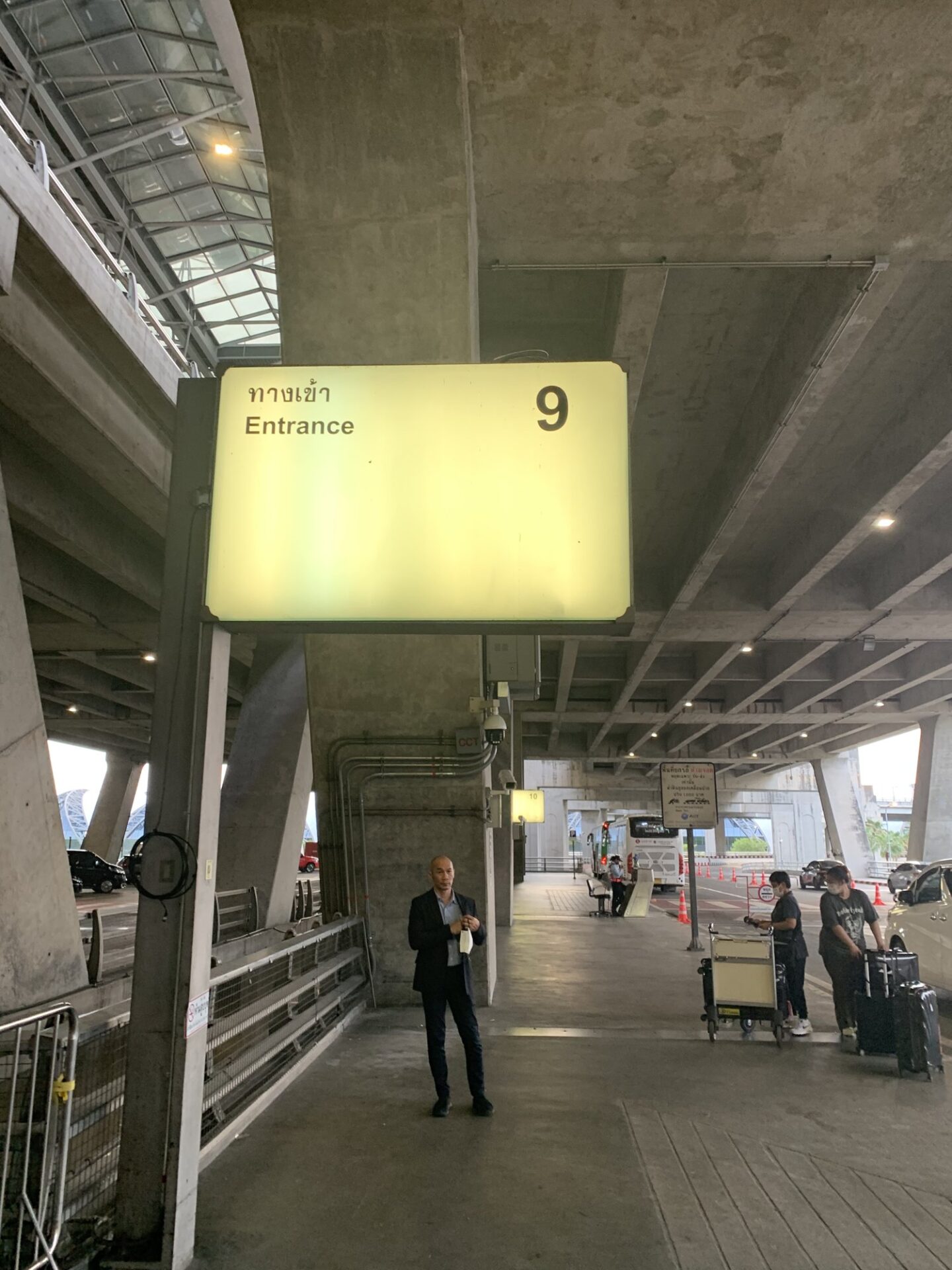 我們落地曼谷那天的入境大廳——先確認自己在哪個機場,後面一切才順。