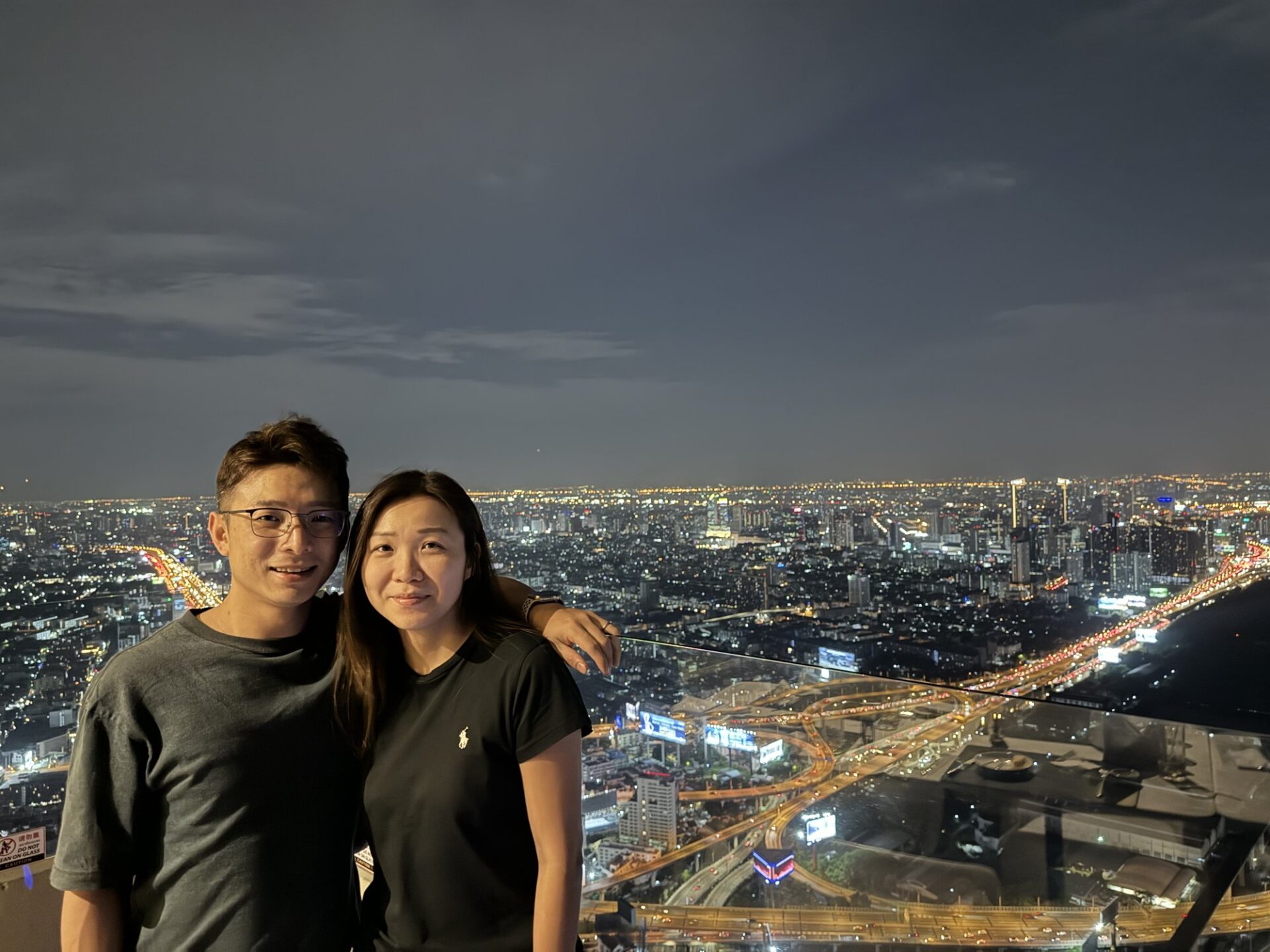 進了市區、放下行李、看到這片夜景,旅程才真正開始。