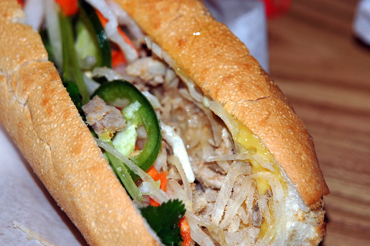 越式法國麵包（Bánh mì），脆皮夾滿料，胡志明市最強的庶民美食之一。