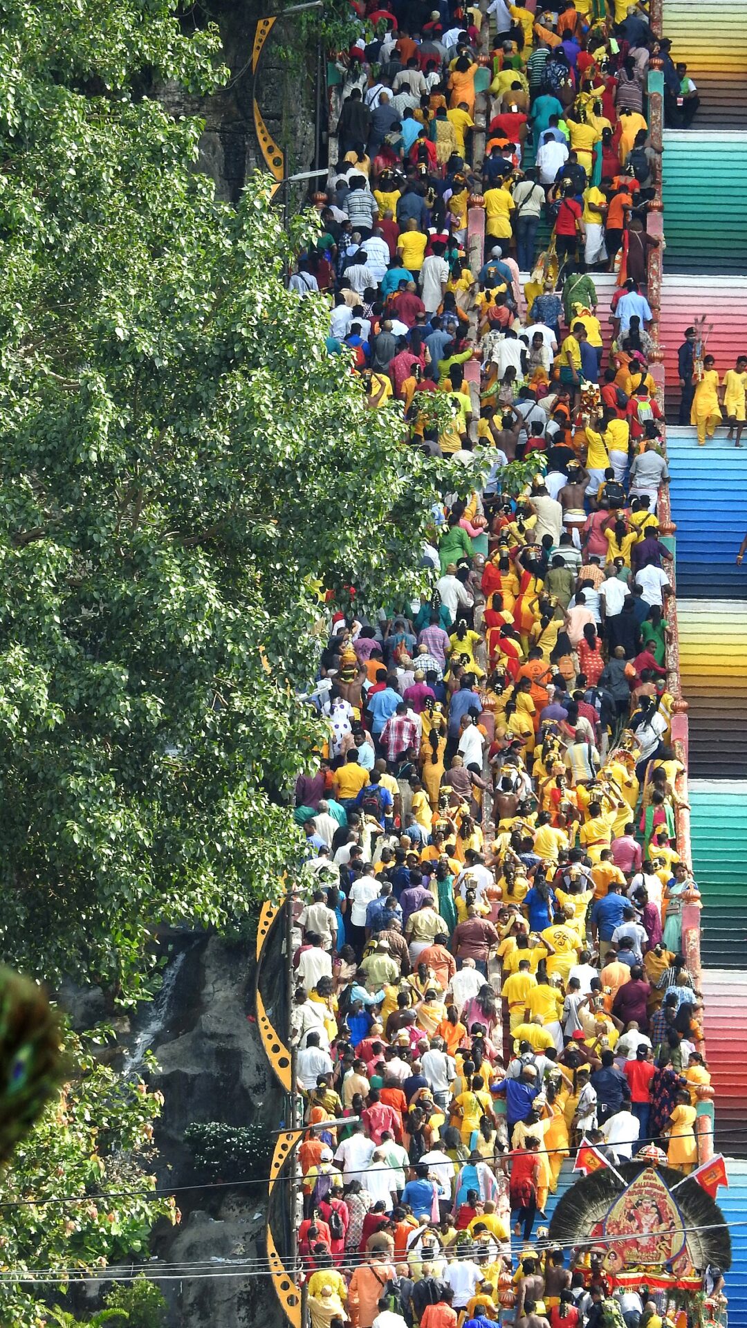 黑風洞（Batu Caves）的 272 階彩虹階梯與金色神像，需遮肩遮膝、小心猴子