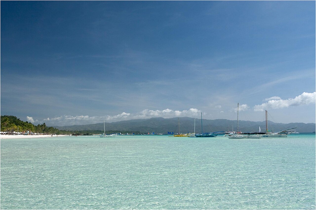 長灘島的 White Beach，細白沙＋透明海，是它紅遍全球的本錢。