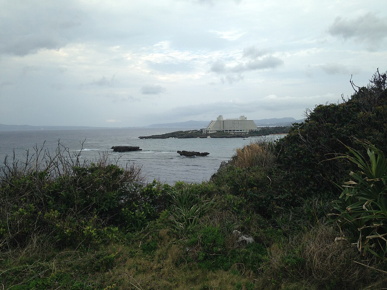 恩納海岸的萬座毛、沿線度假村多在海岸公路上,沒車等於被綁在飯店(示意圖,非本人拍攝)