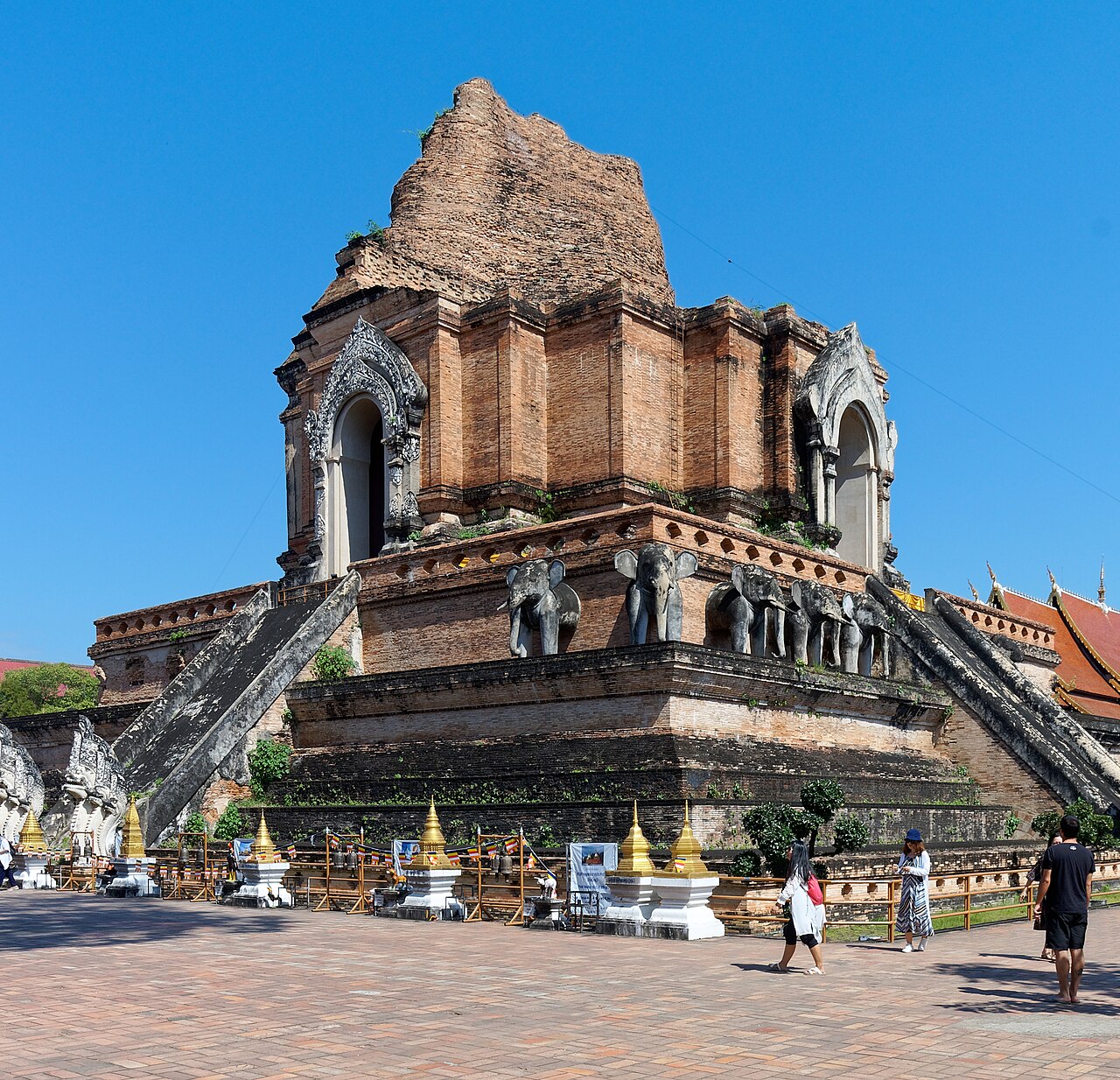 古城核心的柴迪隆寺(Wat Chedi Luang),被歲月與地震磨去一角,反而更有故事。實景示意圖,非兩倫自行拍攝。