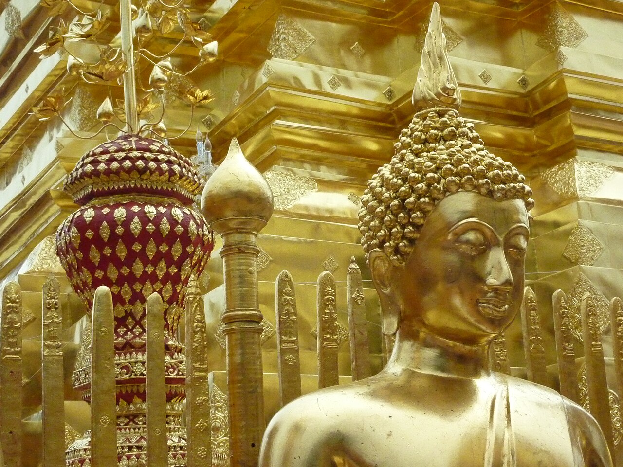 素帖山上的雙龍寺(Wat Phra That Doi Suthep)金色舍利塔,是清邁最重要的信仰地標。實景示意圖,非兩倫自行拍攝。