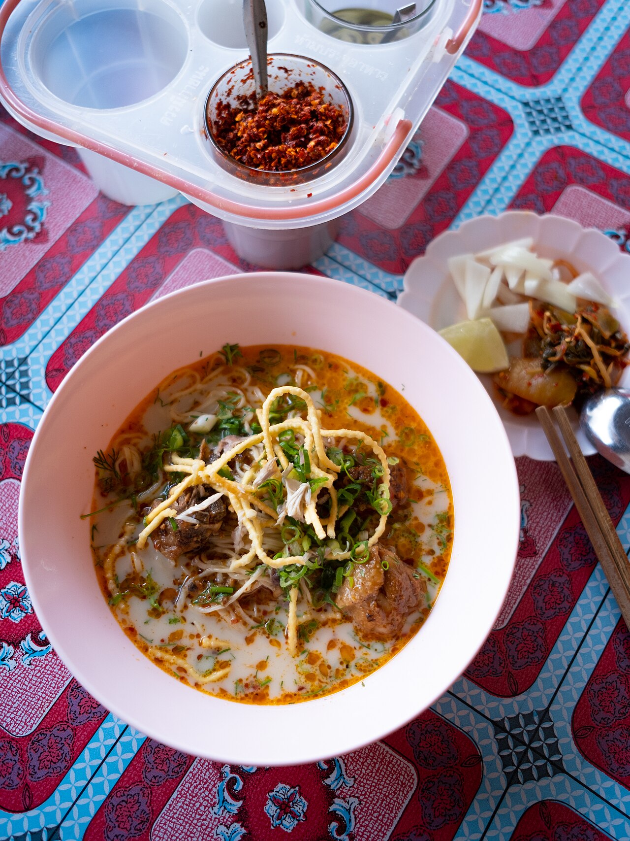 泰北限定的考索(Khao Soi)咖哩雞腿麵,椰奶咖哩湯底配酥脆黃麵,是來清邁一定要吃的一碗。實景示意圖,非兩倫自行拍攝。