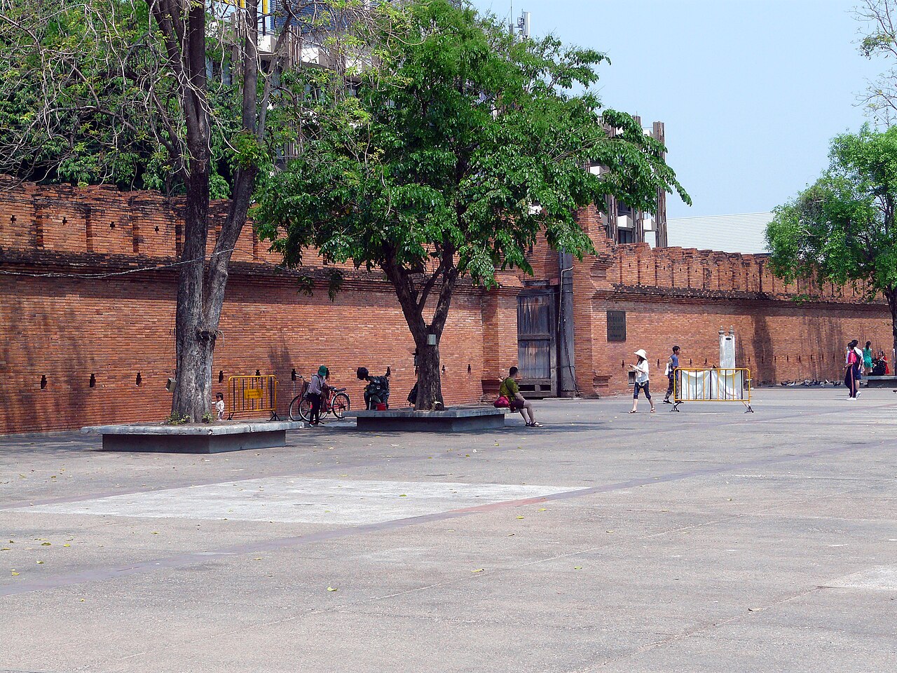 塔佩門(Tha Phae Gate)是古城的門面,也是週日步行街的起點。實景示意圖,非兩倫自行拍攝。