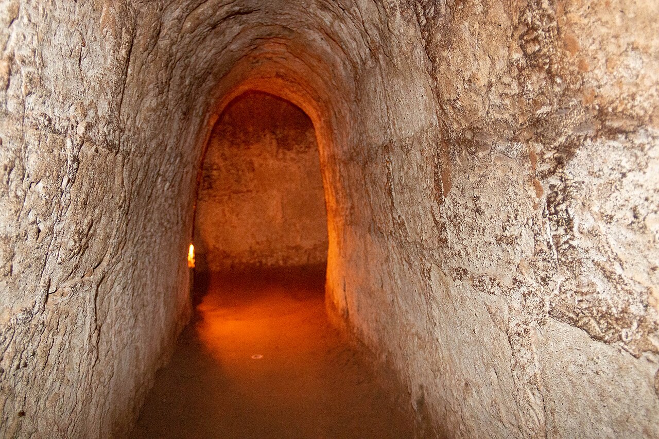 古芝地道（Củ Chi Tunnels），越戰時期的地下隧道網，胡志明市近郊最有記憶點的半日行程。