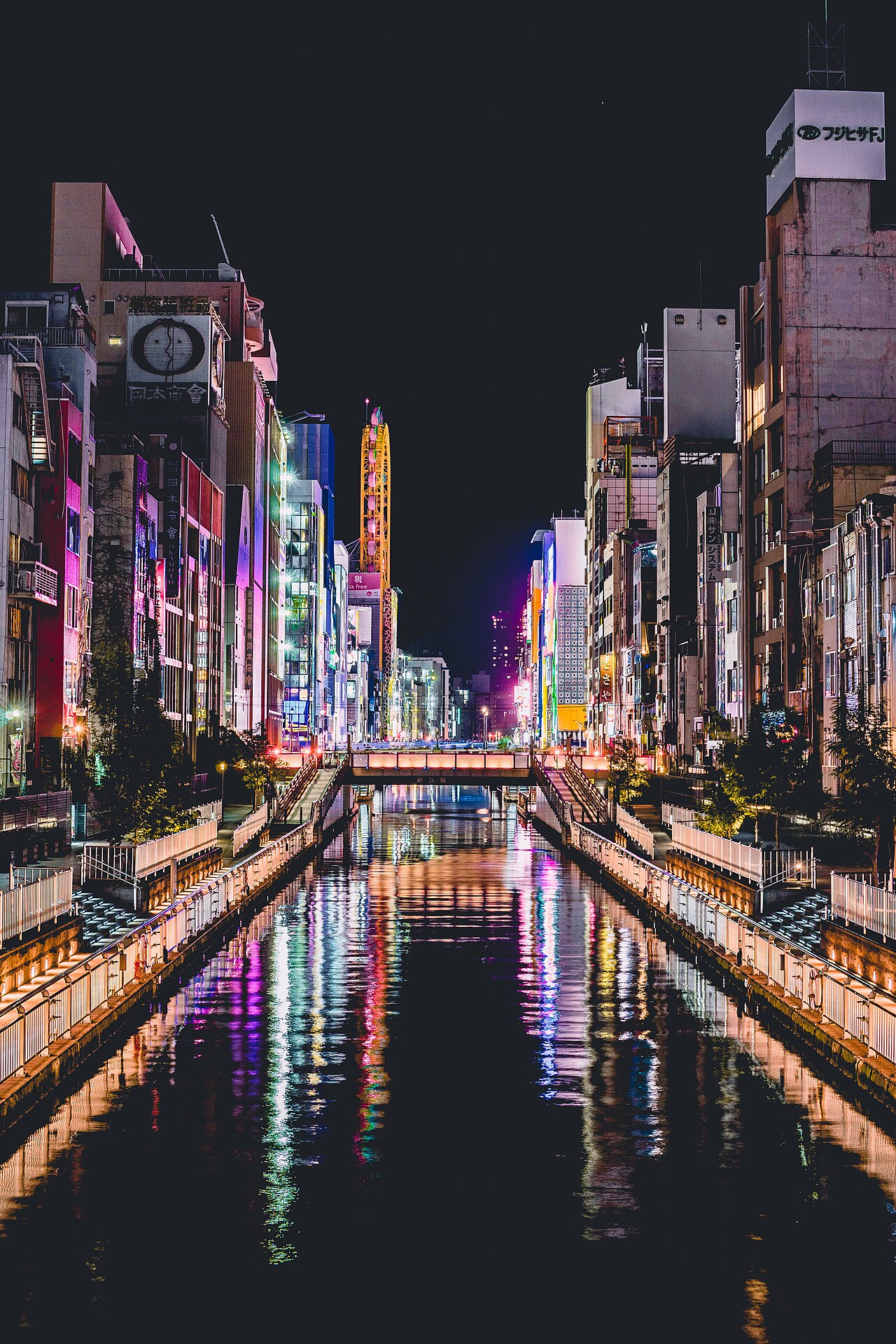 道頓堀夜景。住這一帶的人去京都，第一步是先決定往北走到哪一個轉運站