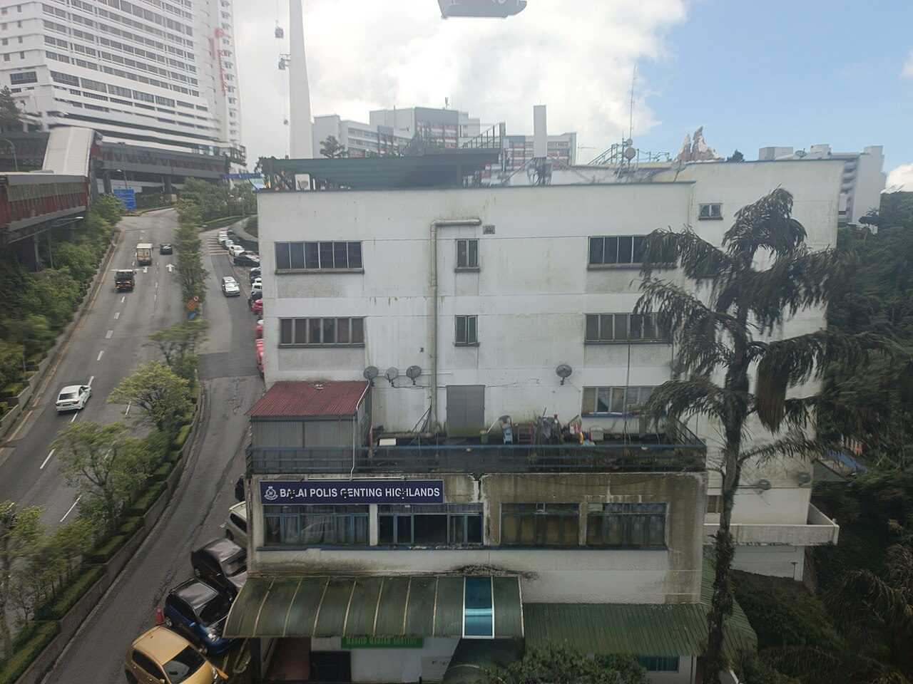 海拔約 1,800 公尺的雲頂高原，夏天也涼爽，纜車與主題樂園是熱門近郊