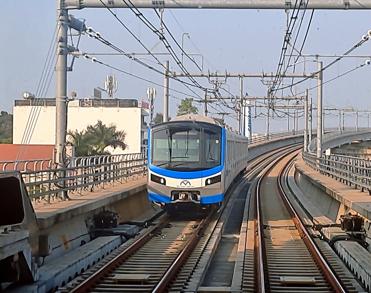 胡志明市地鐵 1 號線（濱城—仙泉），2024 年底通車，冷氣強又不塞車。