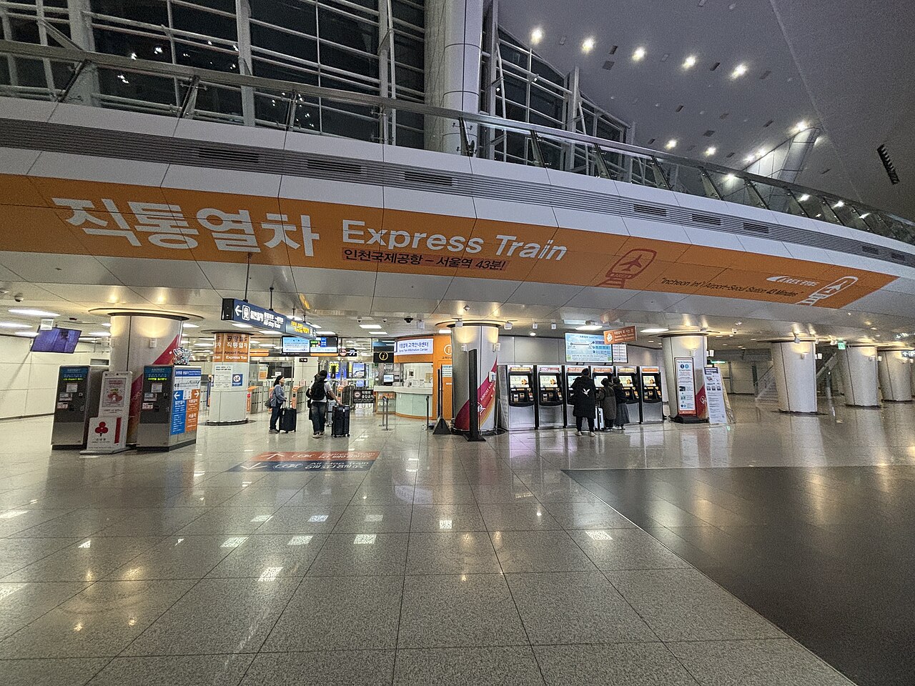 仁川機場退稅櫃台與自助機台分布在報到區與登機門附近,先刷機台再辦登機最順(情境示意圖)