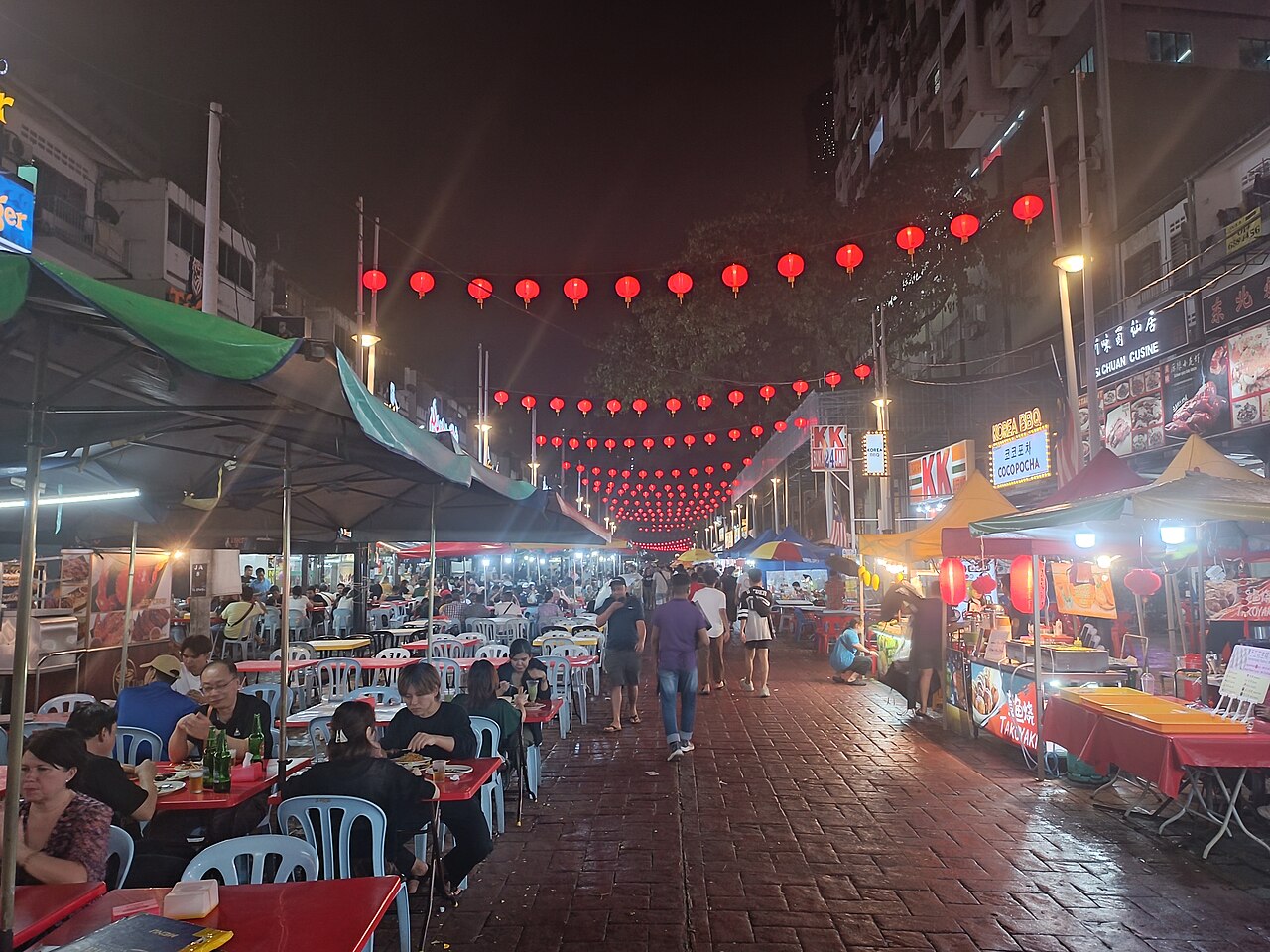 武吉免登旁的亞羅街美食街，傍晚到深夜沙爹炒粿條一路飄香