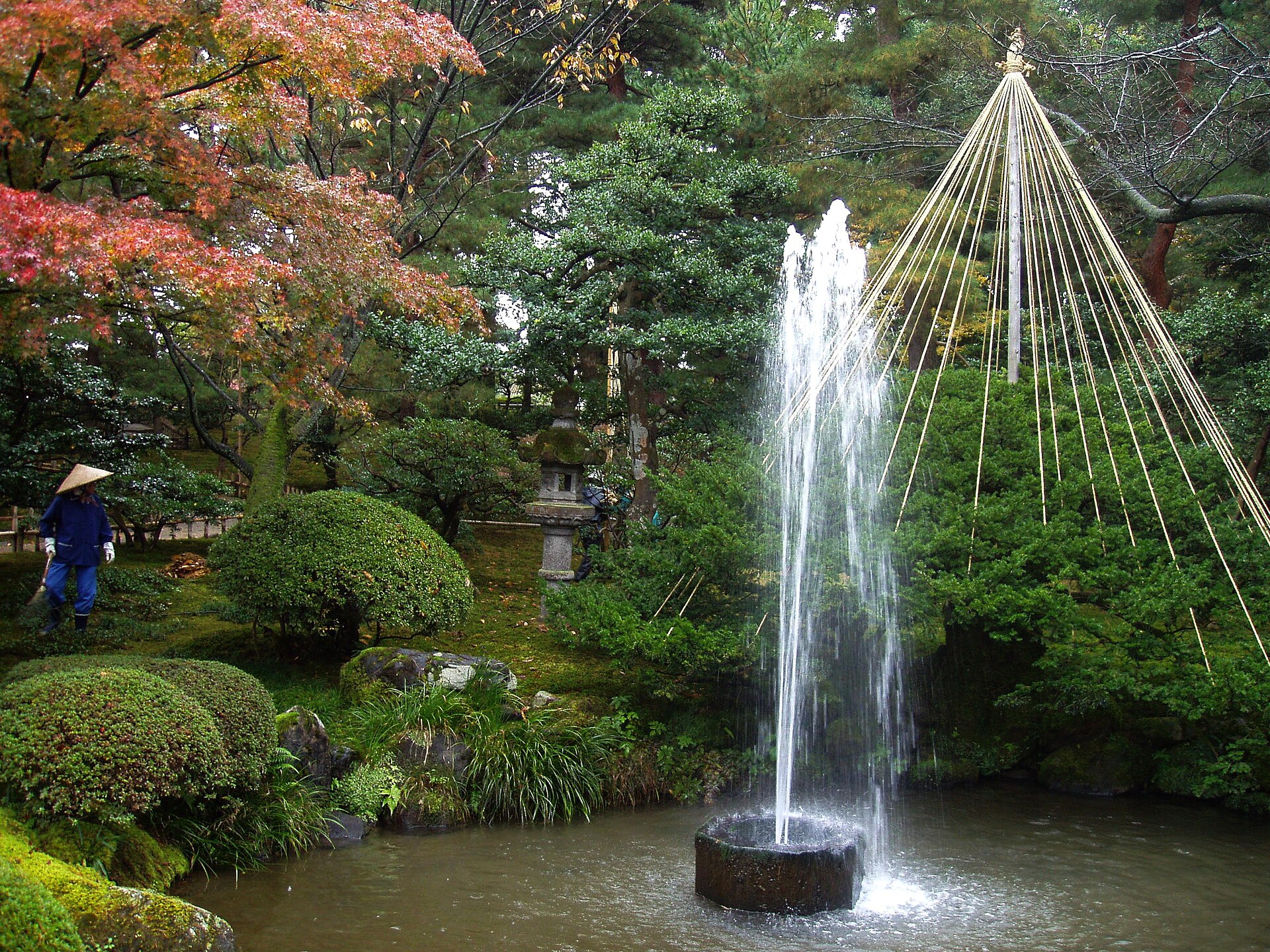 日式庭園的靜謐與平坦動線，是熟齡旅行最理想的風景——慢慢走、處處可坐