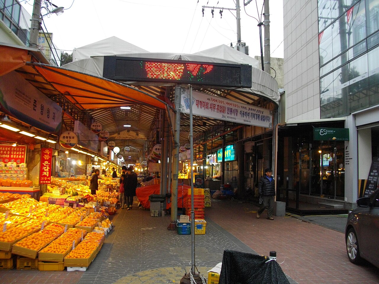 濟州市的東門市場是覓食與採買伴手禮的大本營,橘子製品與海鮮最多(實景示意,非兩倫自攝)