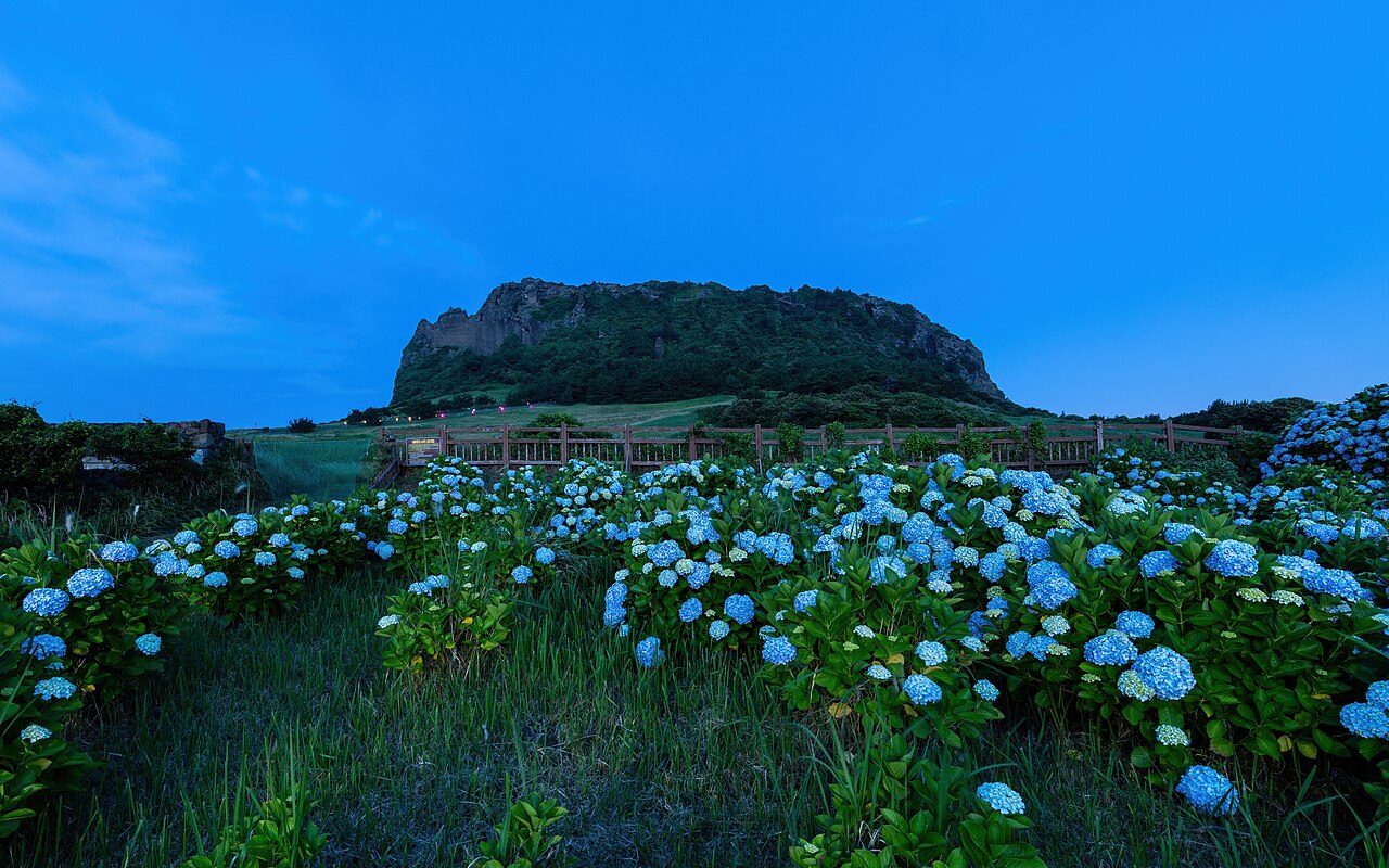 城山日出峰是濟州東部的地標火山口,清晨上去看海與日出最美(實景示意,非兩倫自攝)
