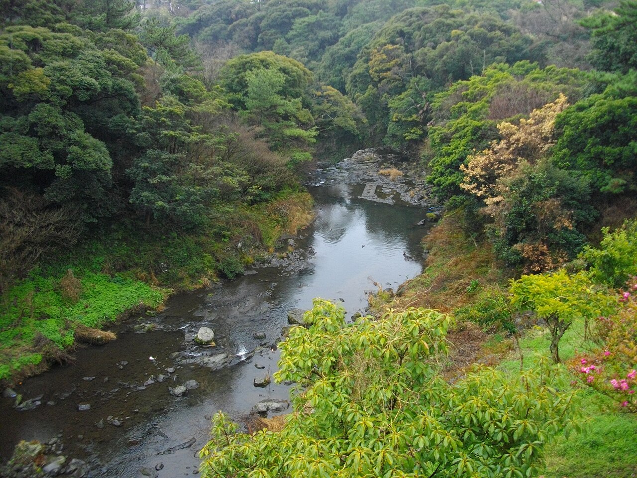 天地淵瀑布位在南端西歸浦,是濟州少見的高落差瀑布(實景示意,非兩倫自攝)