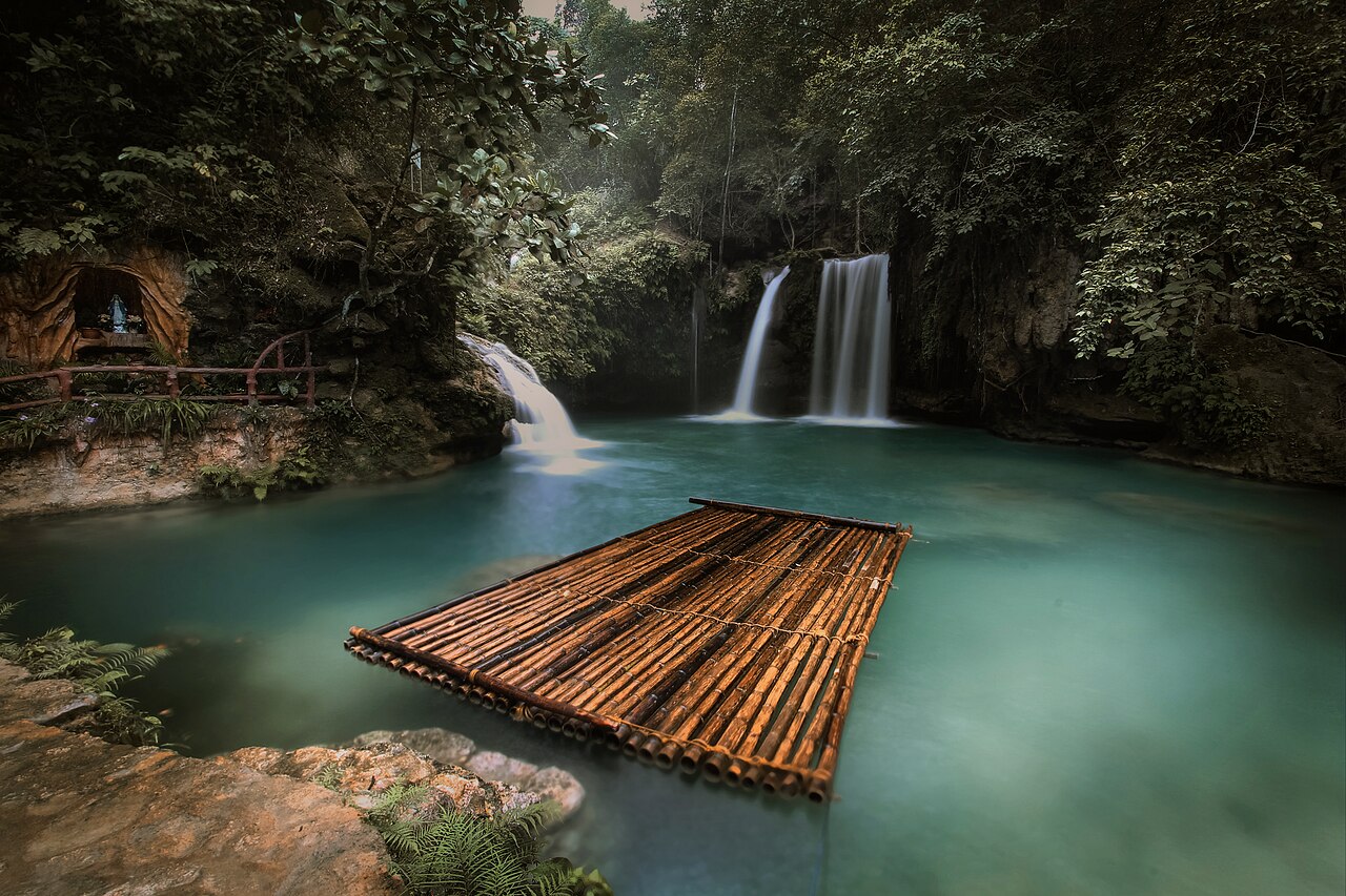 宿霧附近的 Kawasan Falls，是跳瀑（canyoneering）行程的招牌，水藍到不真實。