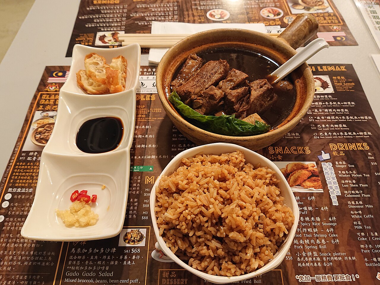 藥材豬肉湯的肉骨茶,配白飯和油條最對味(情境圖)