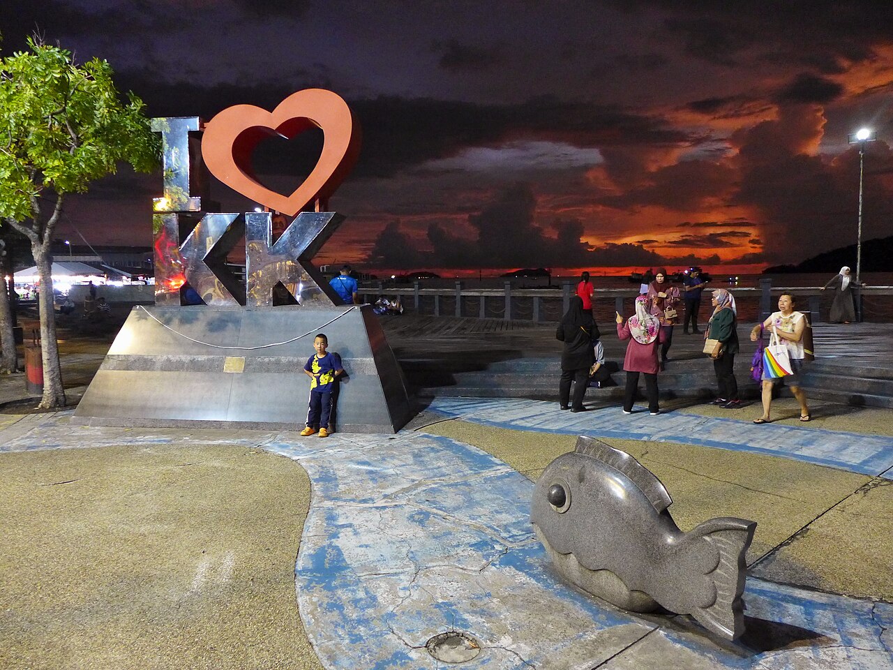 亞庇市區與海濱,海鮮餐廳和加雅街都在步行可達的範圍(情境圖)