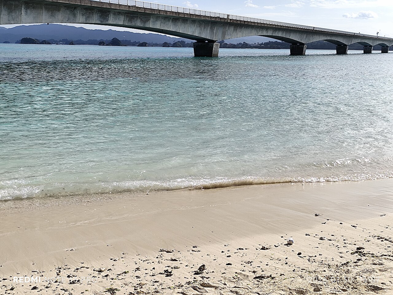 古宇利大橋是很多人去沖繩的理由,但它離那霸開車約 1.5 小時、搭巴士要 3 小時起——你想去這裡,答案幾乎就註定了(示意圖,非本人拍攝)