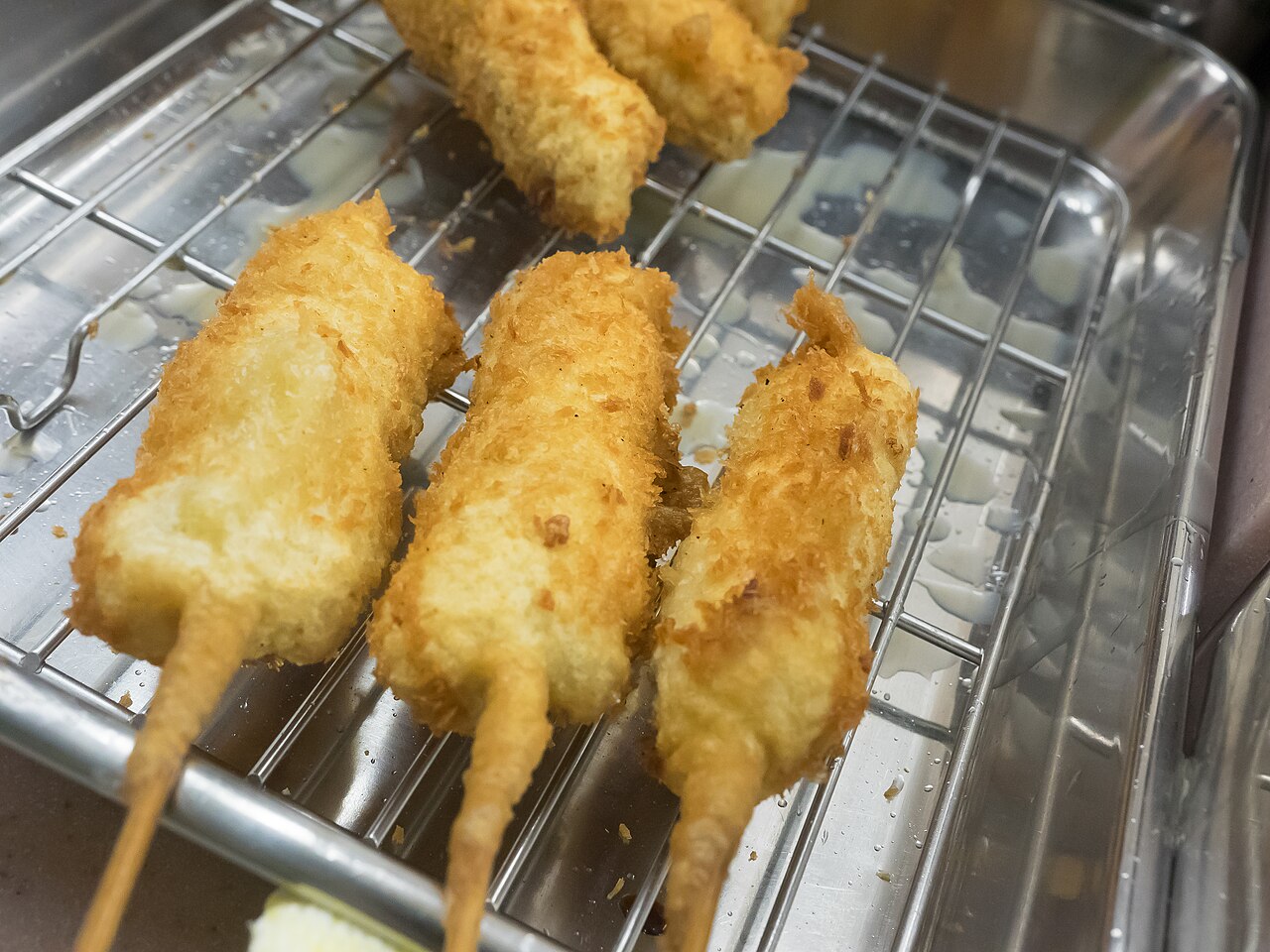 串炸：裹粉油炸、外酥內嫩，記得醬汁只能沾一次（情境圖）