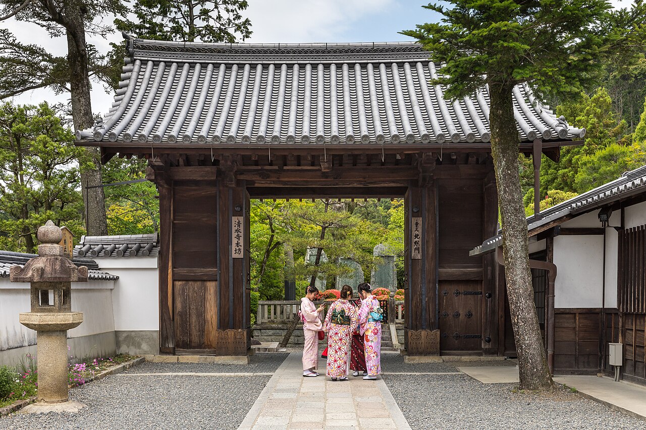 京都清水寺一帶雖有坡,但動線清楚、沿途可休息,是熟齡日本行的經典