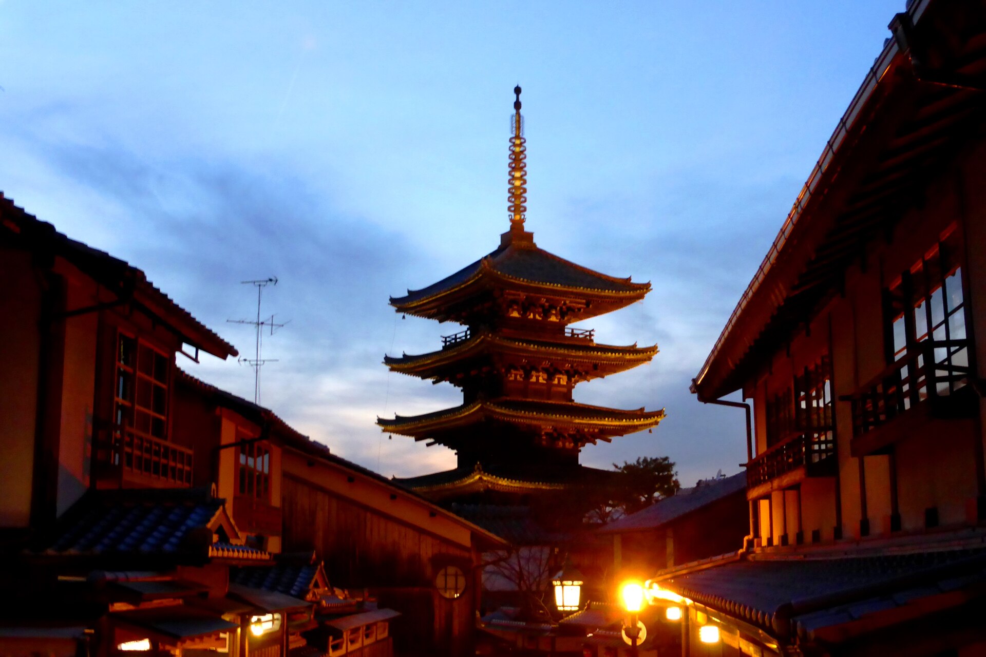 京都八坂塔一帶的暮色。京都市從 2026 年 3 月 1 日起把住宿稅改成五級累進，最高一晚一人一萬日圓，是全日本最高。