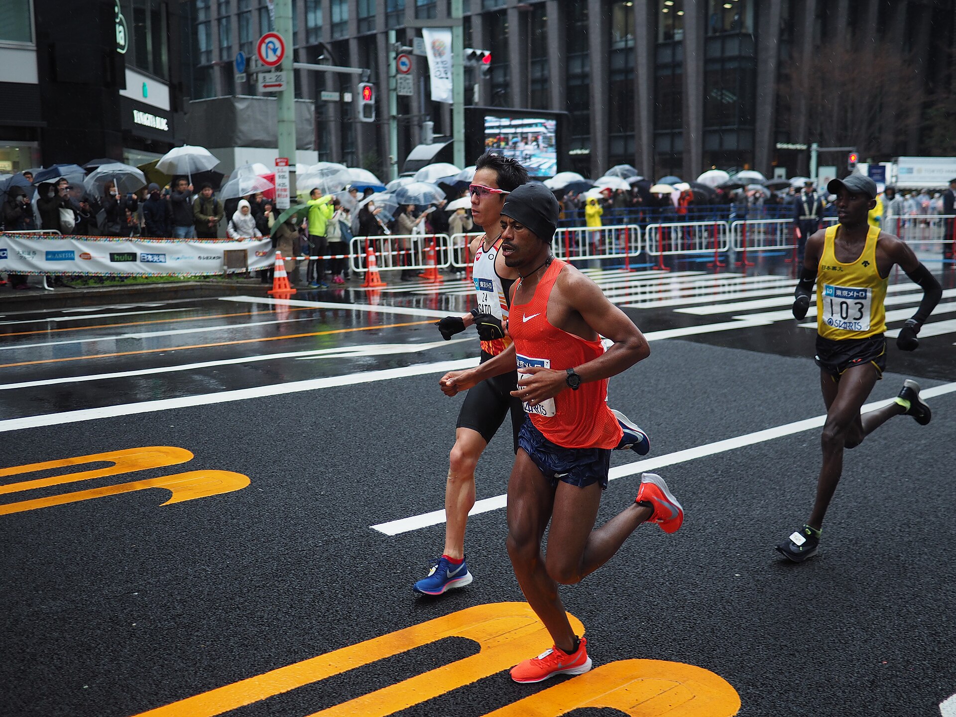 東京馬拉松封街跑過都心,是世界六大馬之一