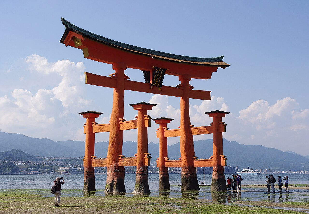 嚴島神社的海上大鳥居在 2022 年底整修完工，現在是完整露出的朱紅色，滿潮時像浮在海面上。