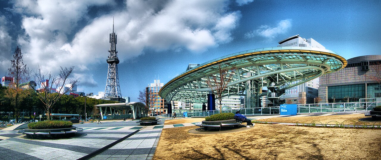 榮(Sakae)的綠洲 21 與名古屋電視塔,是市區最好認的地標(實景示意,非兩倫自攝)