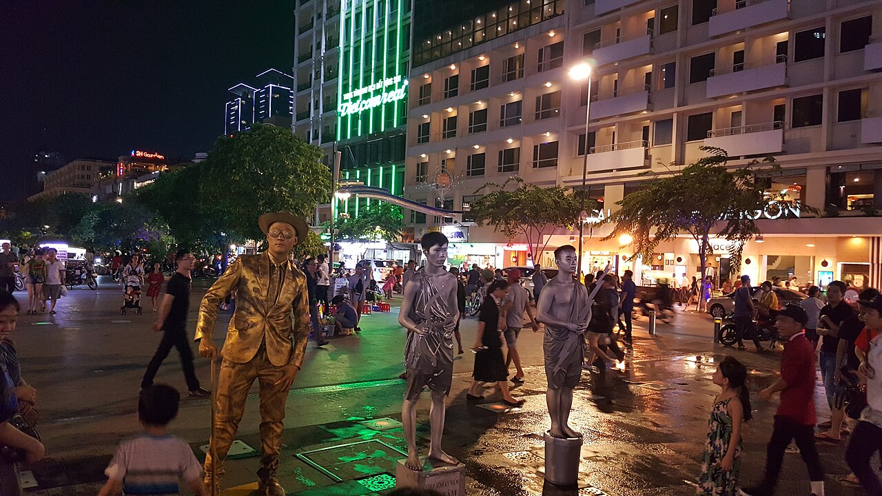 阮惠步行街（Nguyễn Huệ），傍晚整條都是散步的當地人，西貢最舒服的城市風景之一。