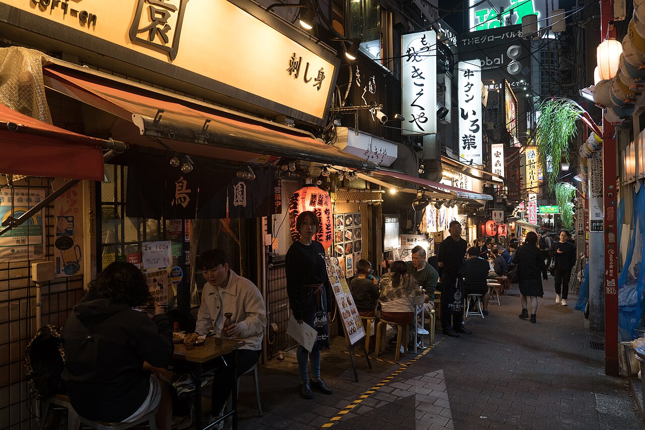 凱倫敲碗指定的畫面：新宿思い出橫丁，窄巷裡擠滿烤串小店與紅燈籠，傍晚點燈後是東京最有戲的一頓晚餐。