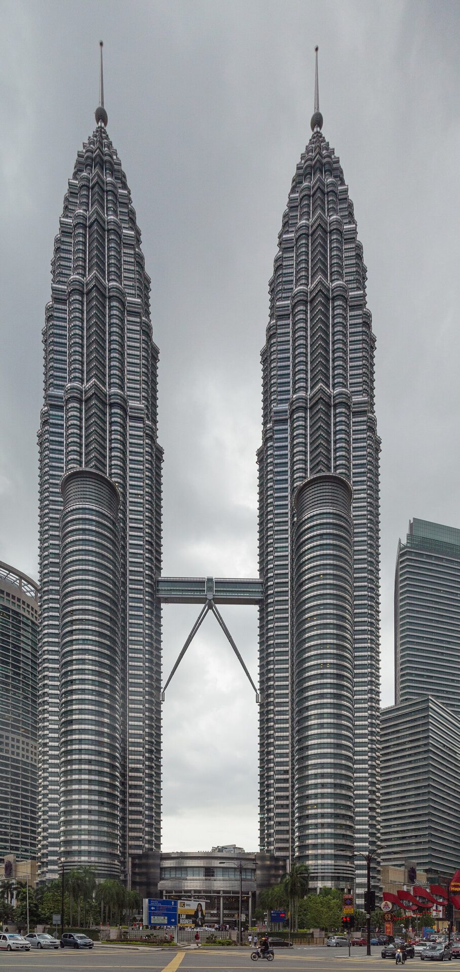 吉隆坡地標雙子星塔（Petronas Twin Towers），時段制售票、週一公休，建議先線上訂時段