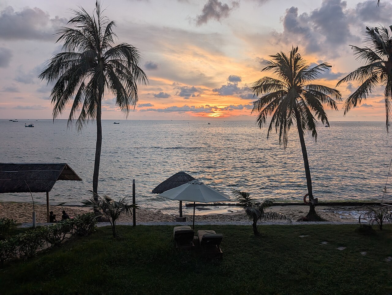 越南富國島的海灘。它是這幾年衝最快的新海島，CP 值是最大賣點。