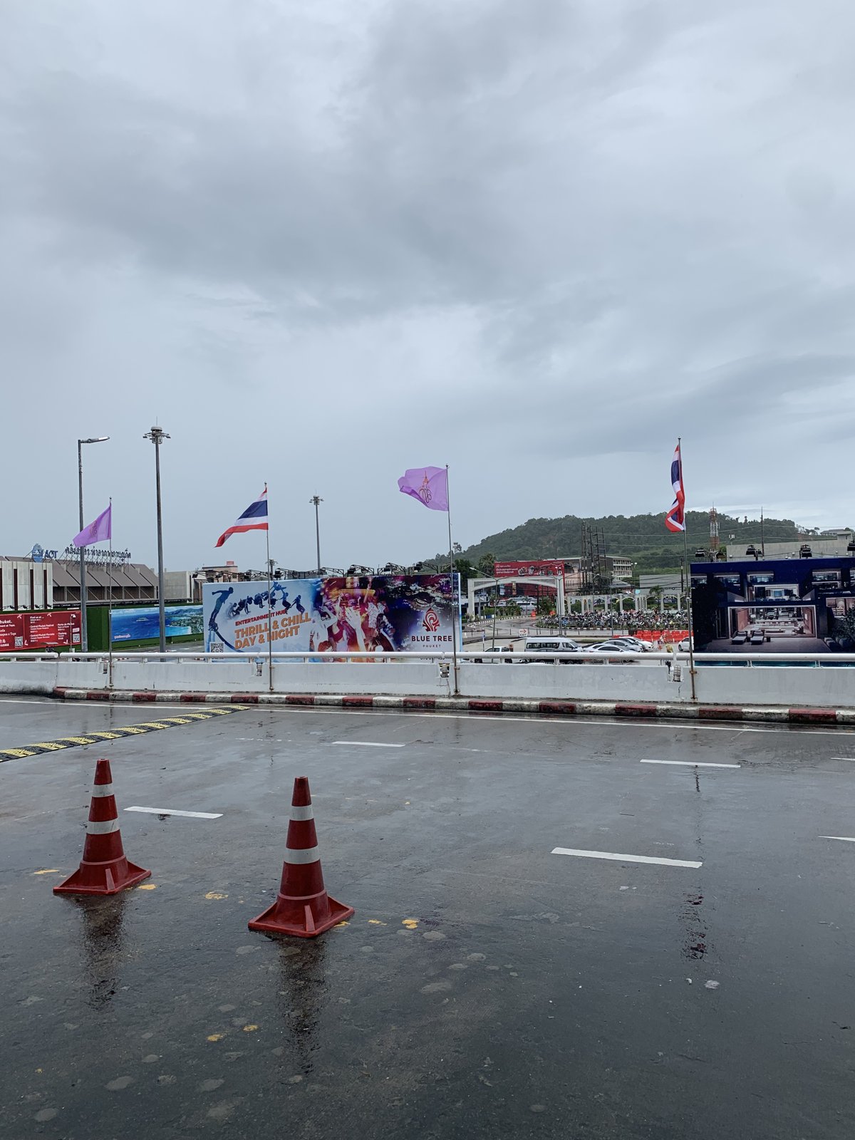 2023 年 6 月我們第一次飛普吉，正好是雨季的尾巴，一下飛機就遇上午後雷陣雨、地面全濕。雨季的海島不是不能玩，但你得有心理準備。