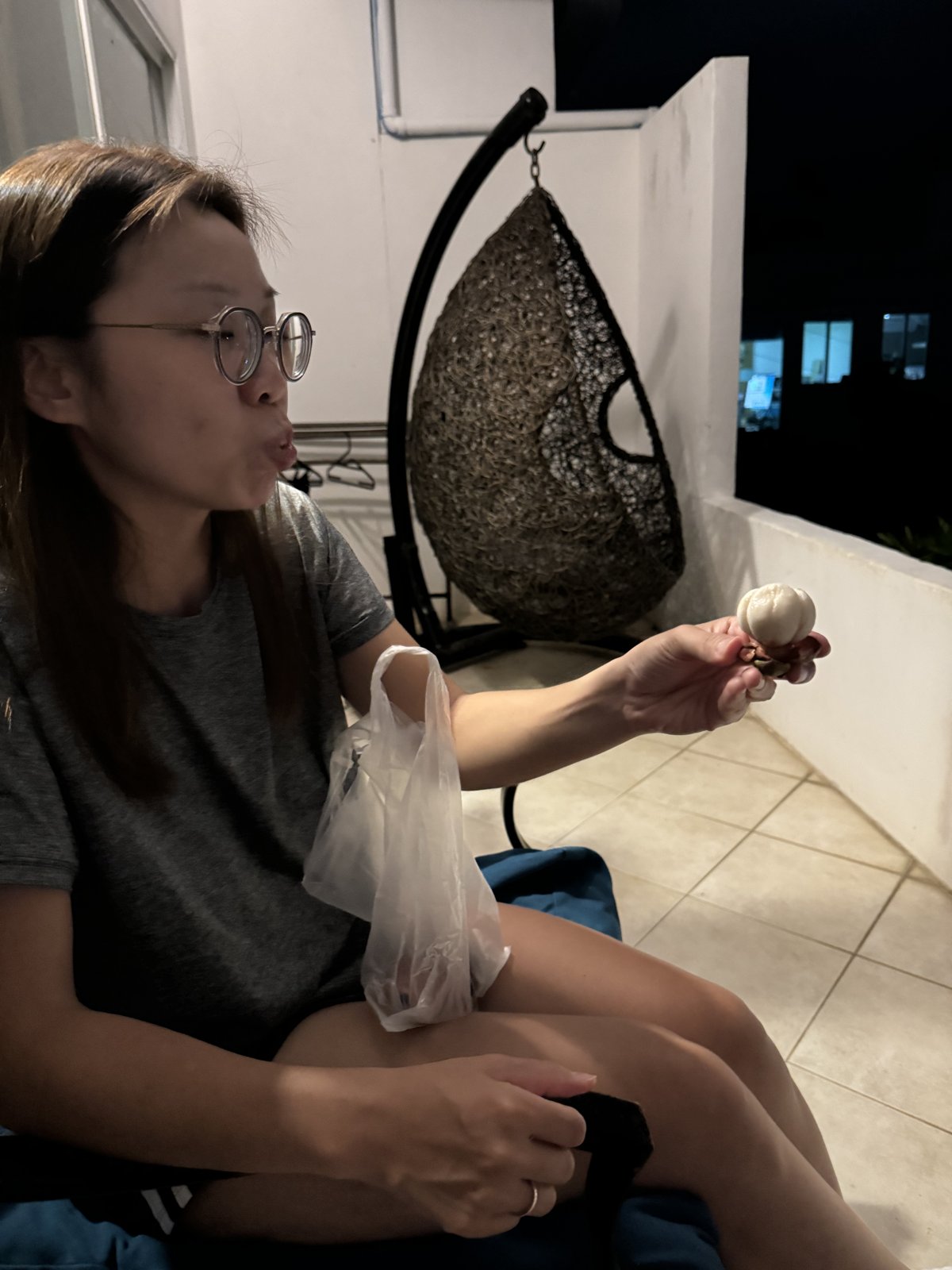 二訪某個晚上,凱倫在飯店陽台剝山竹,一口一個。普吉的水果便宜又甜,是我們每晚的固定儀式。