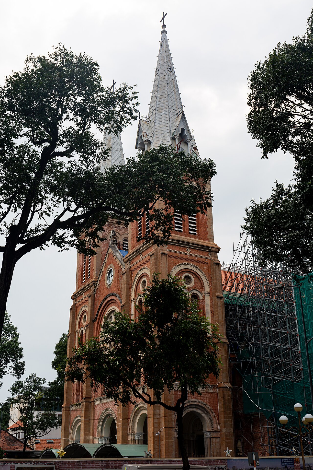 西貢的紅教堂與中央郵政局一帶，法國殖民時期留下的建築群，是市區最好拍的一段。