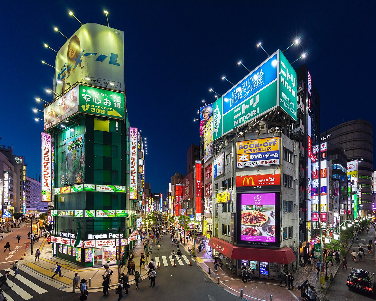 九月上旬的東京還是悶熱的真夏日，午後常來一場雷陣雨——洋蔥式穿搭＋一把折傘最保險。（情境圖）