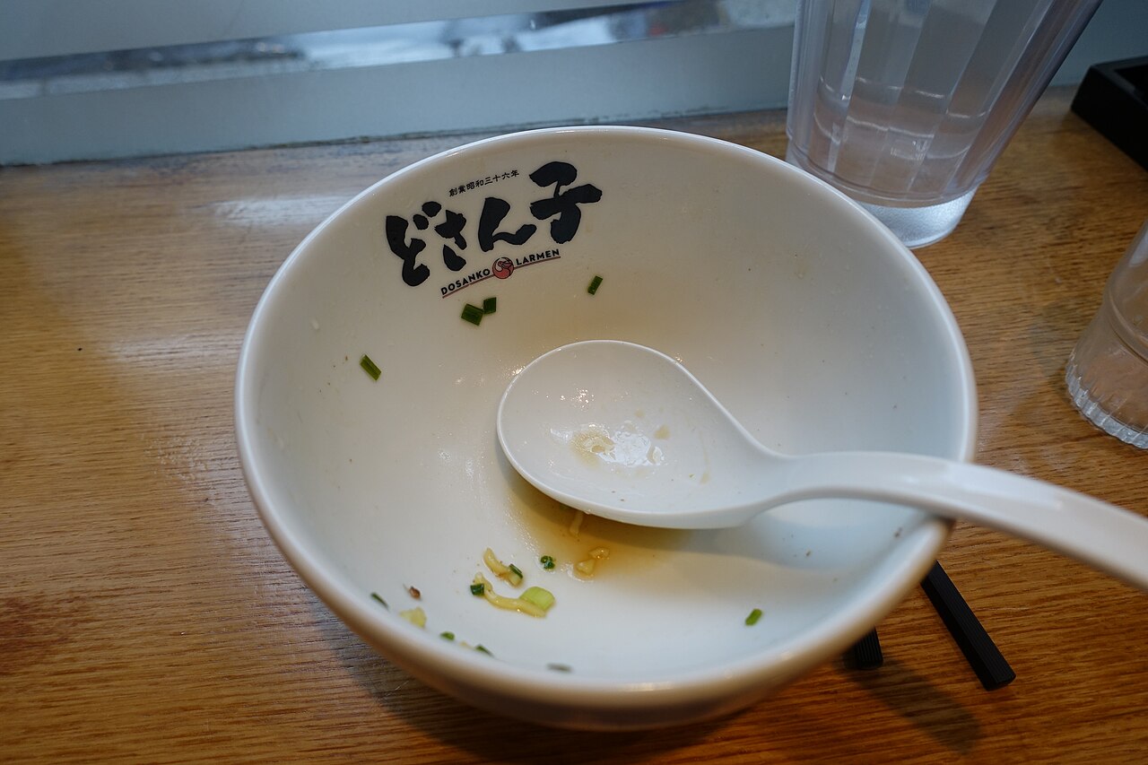 做功課查到流口水的東京一碗——醬油叉燒拉麵。東京拉麵店多採食券機點餐，看圖按鈕、不用日文也能順利開吃。