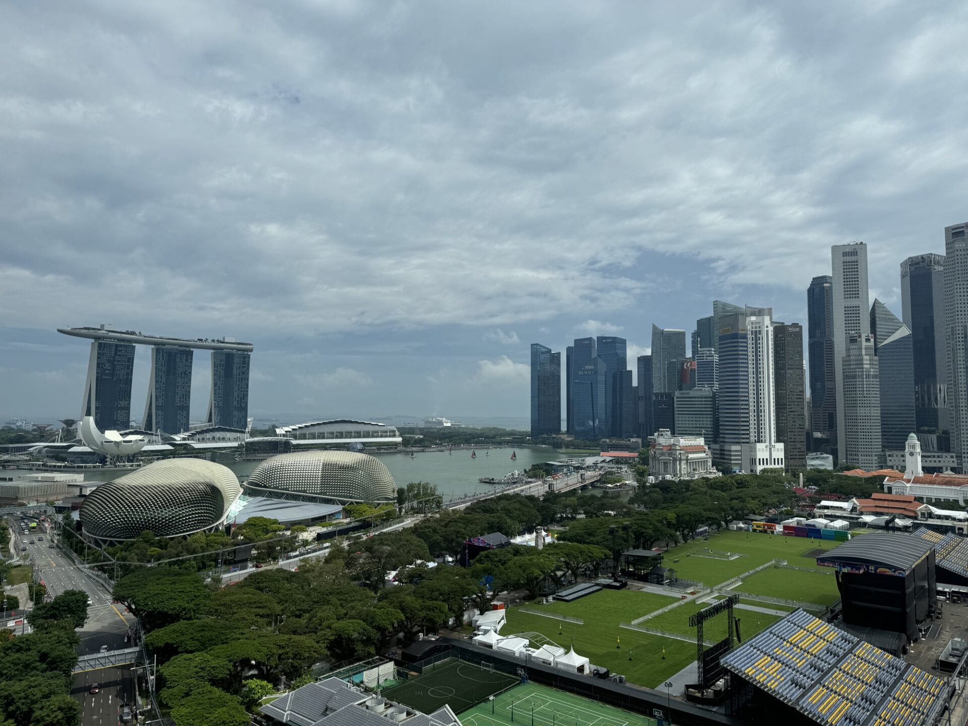 新加坡濱海灣的夜景。三、四天的短連假飛城市剛剛好，地鐵就能玩透。這是我們 2024 年自己拍的，沒有修很多。